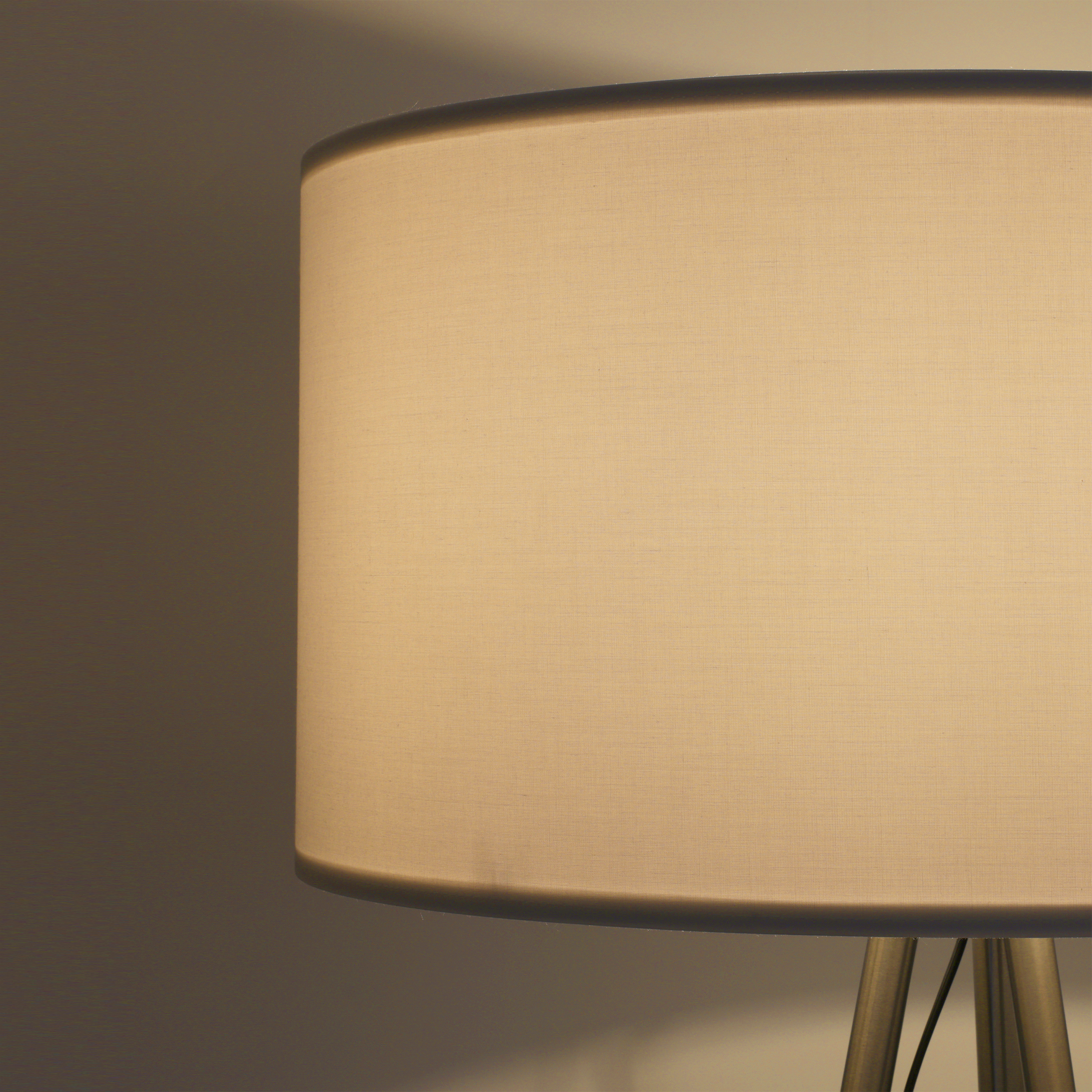 Tripod Stehleuchte skandinavisch ST51, Metall, Schirm weiß Tripod Stehleuchte skandinavisch ST51, Metall, Schirm weiß