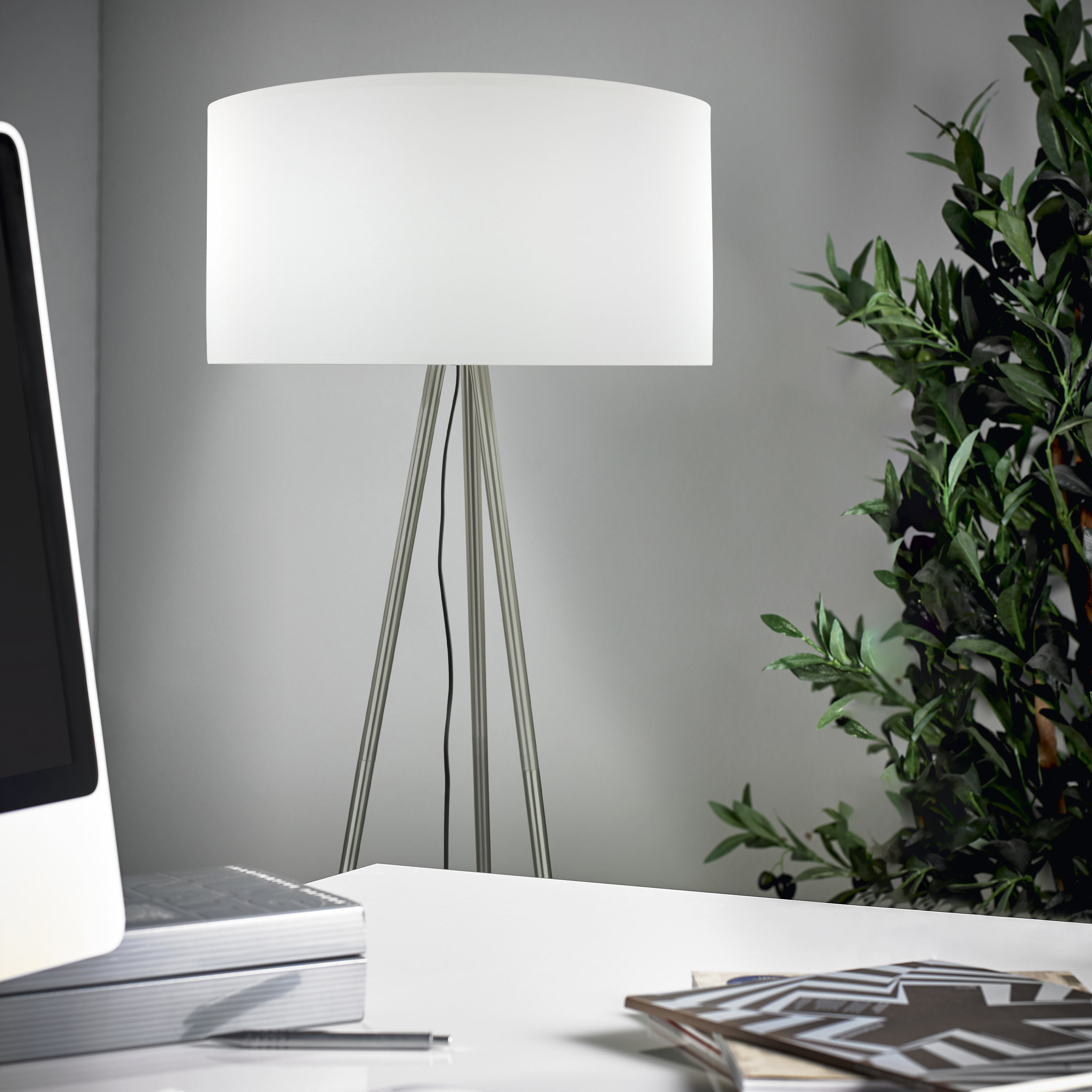 Tripod Stehleuchte skandinavisch ST51, Metall, Schirm weiß Tripod Stehleuchte skandinavisch ST51, Metall, Schirm weiß